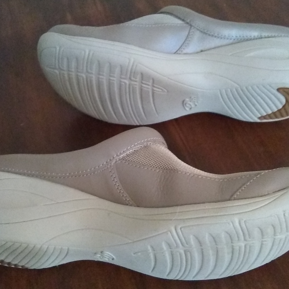 Easy Spirit Clogs - Picture 2 of 3